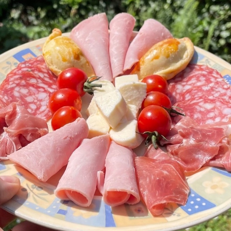Assiette apéro & charcuterie avec empanadas péruviennes